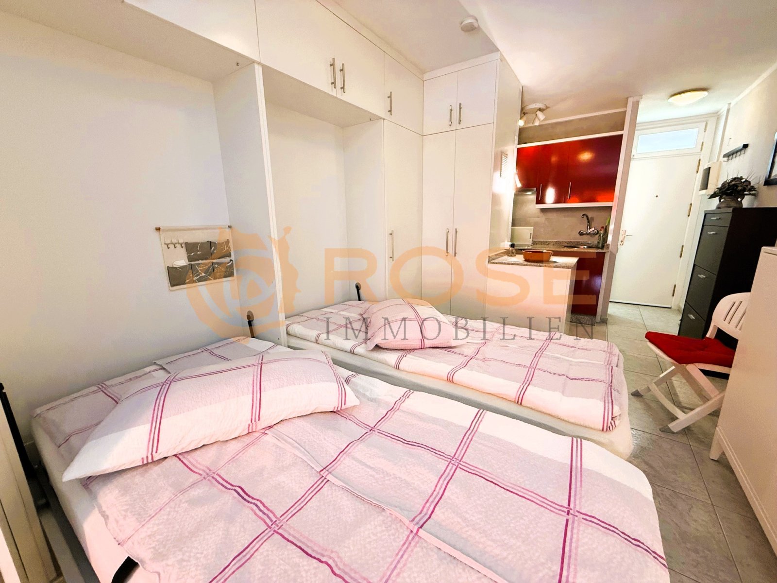 Chambre confortable avec espace dressing intégré et accès direct à la cuisine