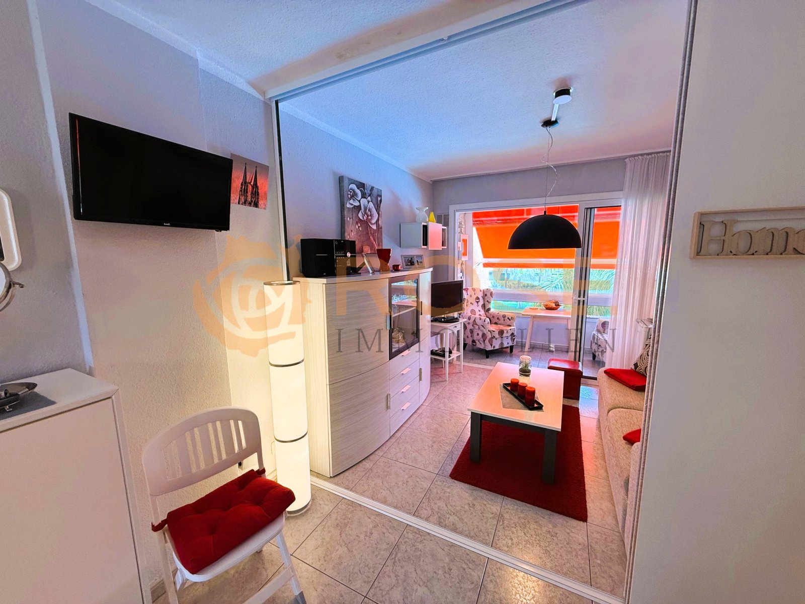 Disposition intelligente de l'espace : salon et cuisine en parfaite harmonie