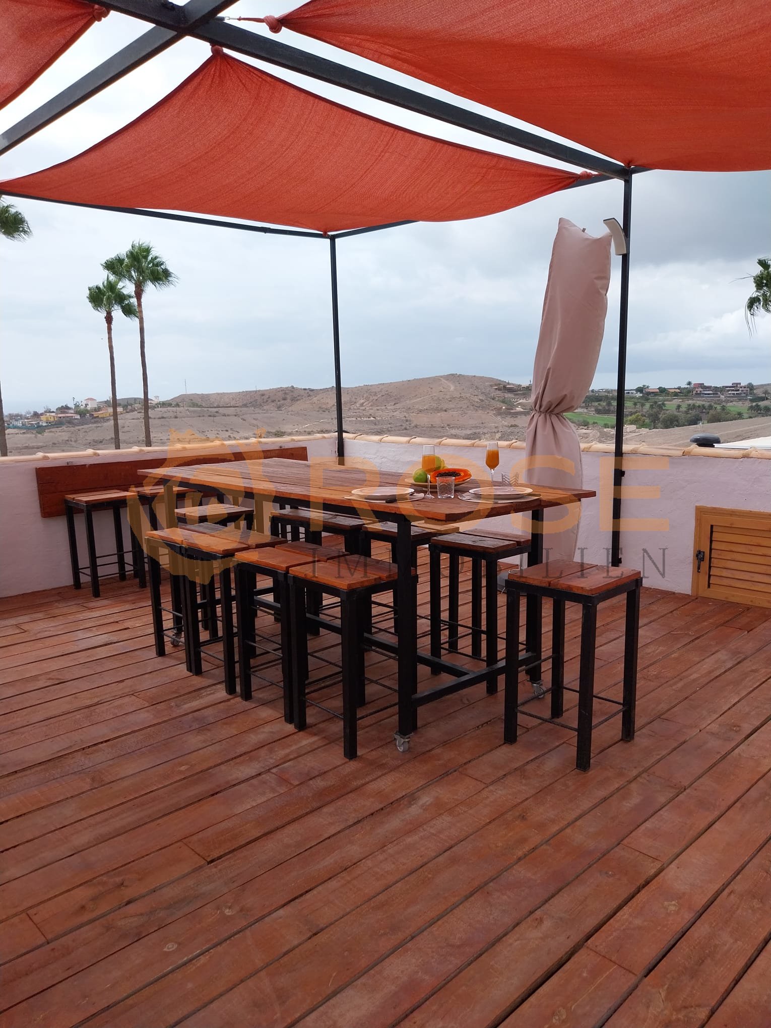 Terrasse ensoleillée avec un store de qualité et une vue panoramique sur le paysage