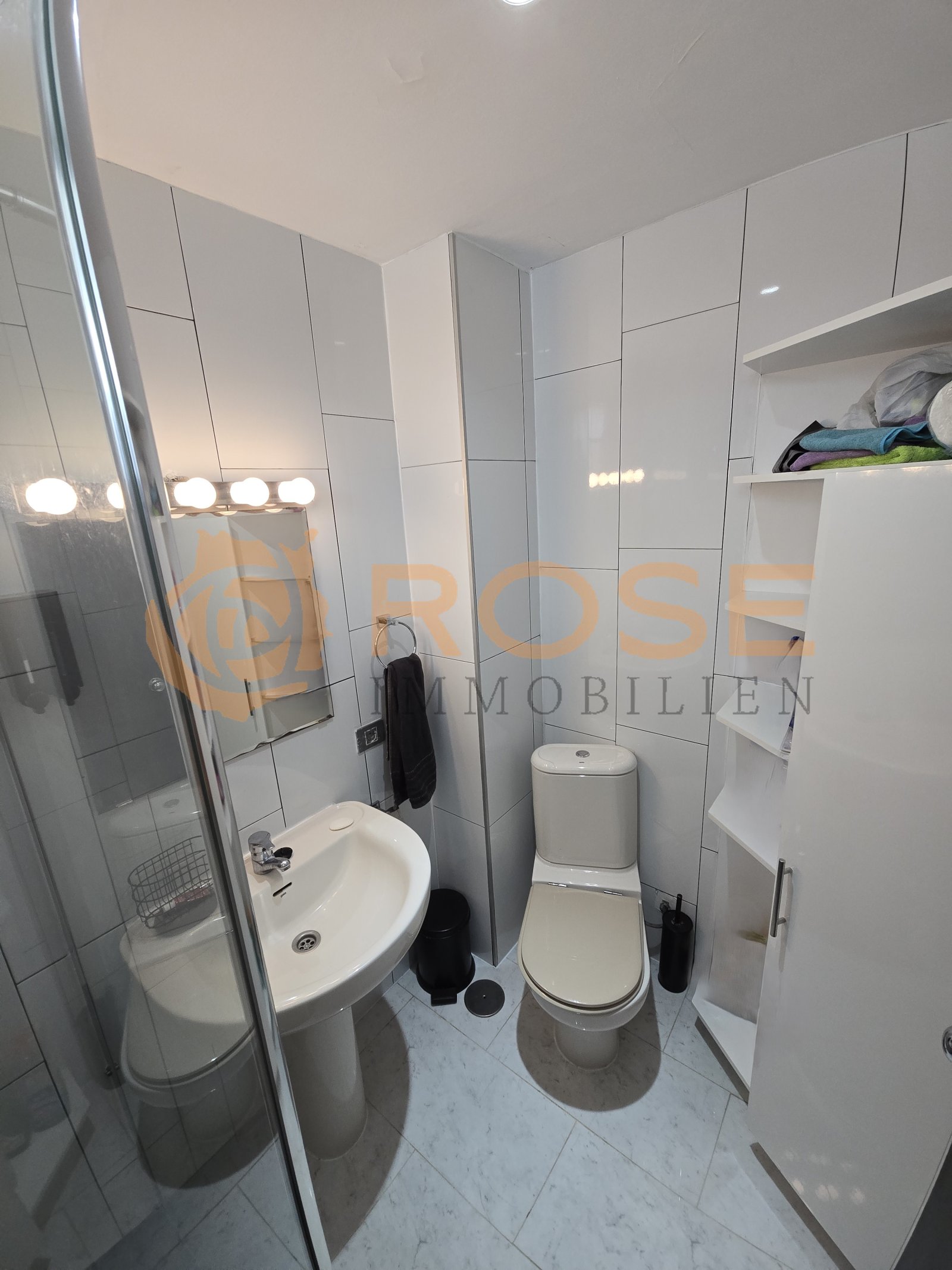 Salle de bain moderne avec une disposition pratique et beaucoup de rangement