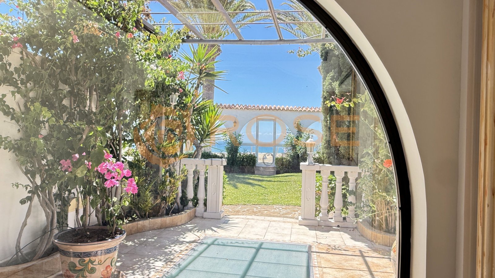 Terrasse en pergola couverte avec accès direct à la cour intérieure – optimisée pour la protection solaire et à l'abri des intempéries