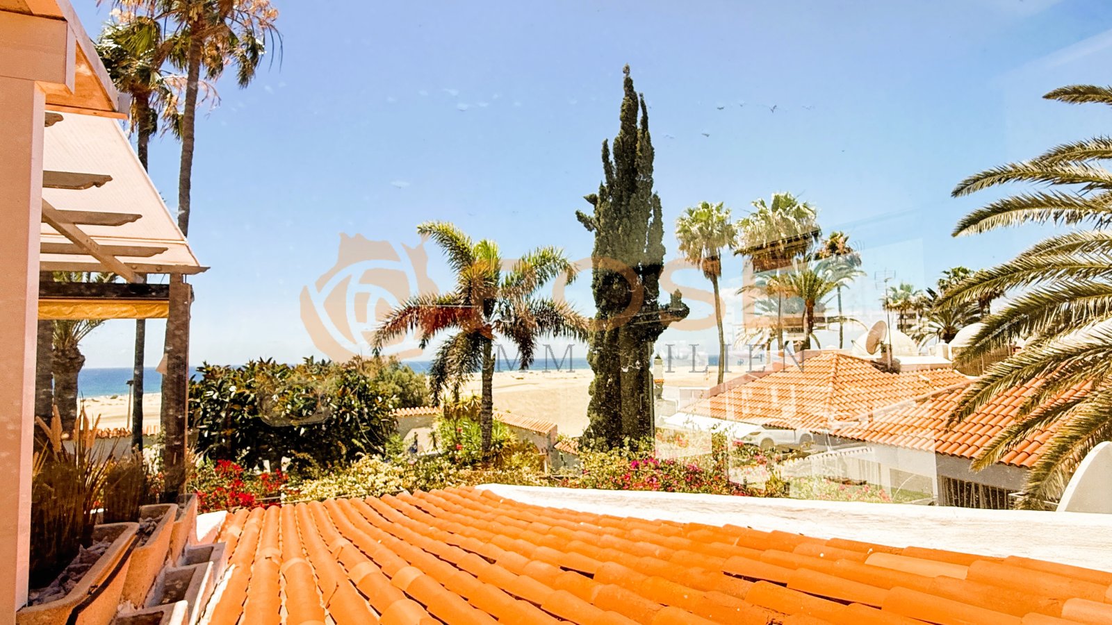 Terrasse avec vue sur la mer, revêtement en pierre naturelle et pergola – espace de vie extérieur avec vue panoramique