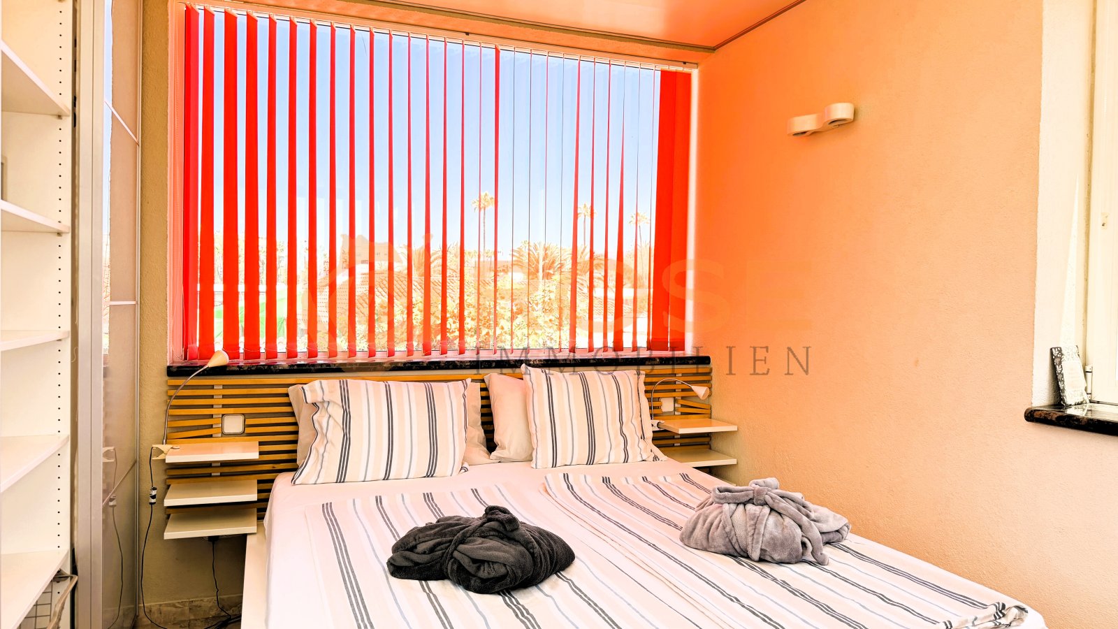 Chambre lumineuse avec tête de lit intégrée et tablette de chevet – design fonctionnel avec utilisation optimale de l'espace