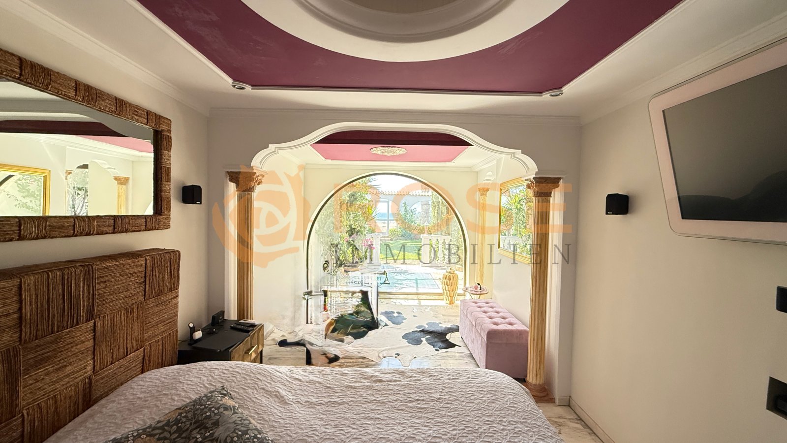 Chambre de luxe avec dressing walk-in et baie vitrée donnant sur la mer – oasis de bien-être privée avec éclairage indirect au plafond