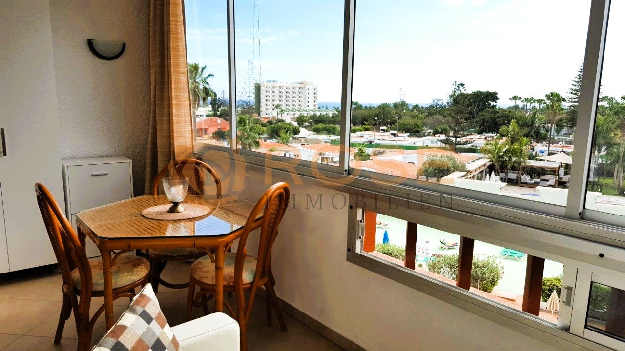 Salle à manger lumineuse avec fenêtres panoramiques et vue dégagée Salle à manger lumineuse avec fenêtres panoramiques et vue dégagée