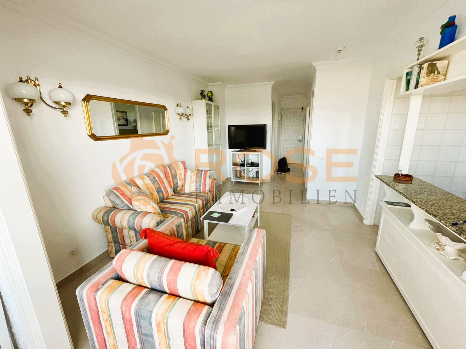 Espace de vie et cuisine avec une conception de plan intelligente et une connexion ouverte Espace de vie et cuisine avec une conception de plan intelligente et une connexion ouverte