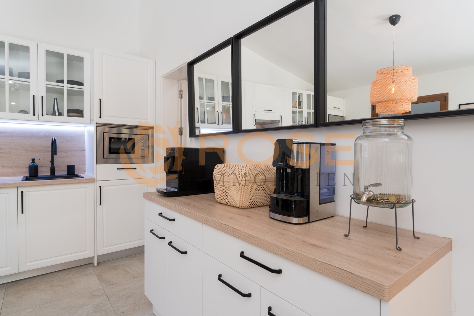 Cuisine insulaire moderne avec des surfaces réfléchissantes et un espace de travail fonctionnel Cuisine insulaire moderne avec des surfaces réfléchissantes et un espace de travail fonctionnel