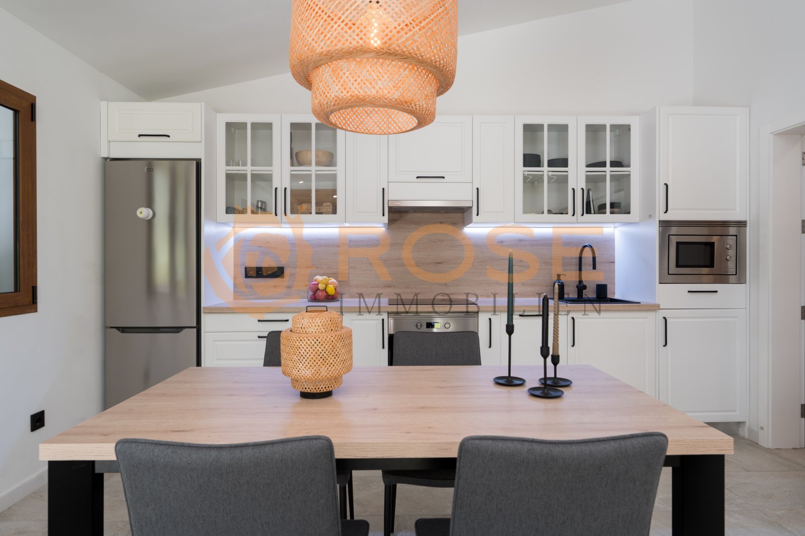 Cuisine moderne avec des appareils encastrés de haute qualité et un mur LED à grande surface Cuisine moderne avec des appareils encastrés de haute qualité et un mur LED à grande surface