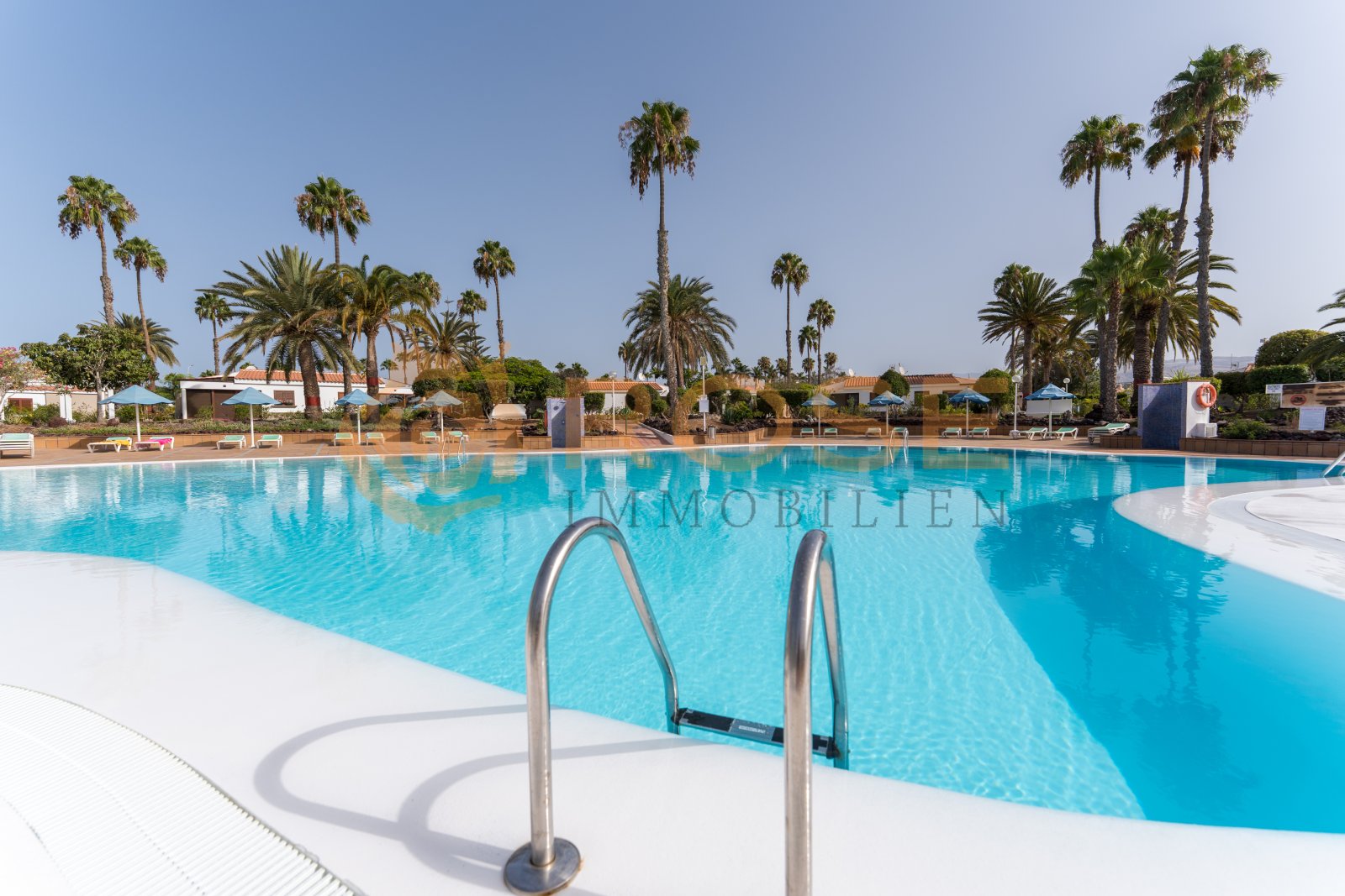 Aucune modification dans le texte !Piscine exclusive avec équipement professionnel et jardin tropical Aucune modification dans le texte !Piscine exclusive avec équipement professionnel et jardin tropical