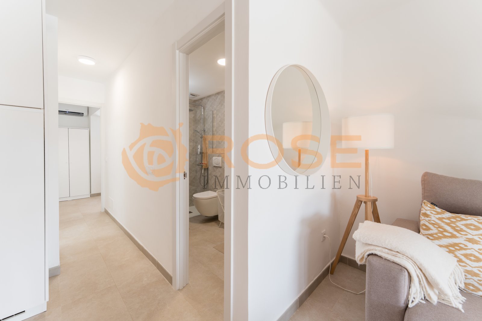 Chambre lumineuse avec accès direct à la salle de bain et connexion ouverte avec la zone du couloir Chambre lumineuse avec accès direct à la salle de bain et connexion ouverte avec la zone du couloir