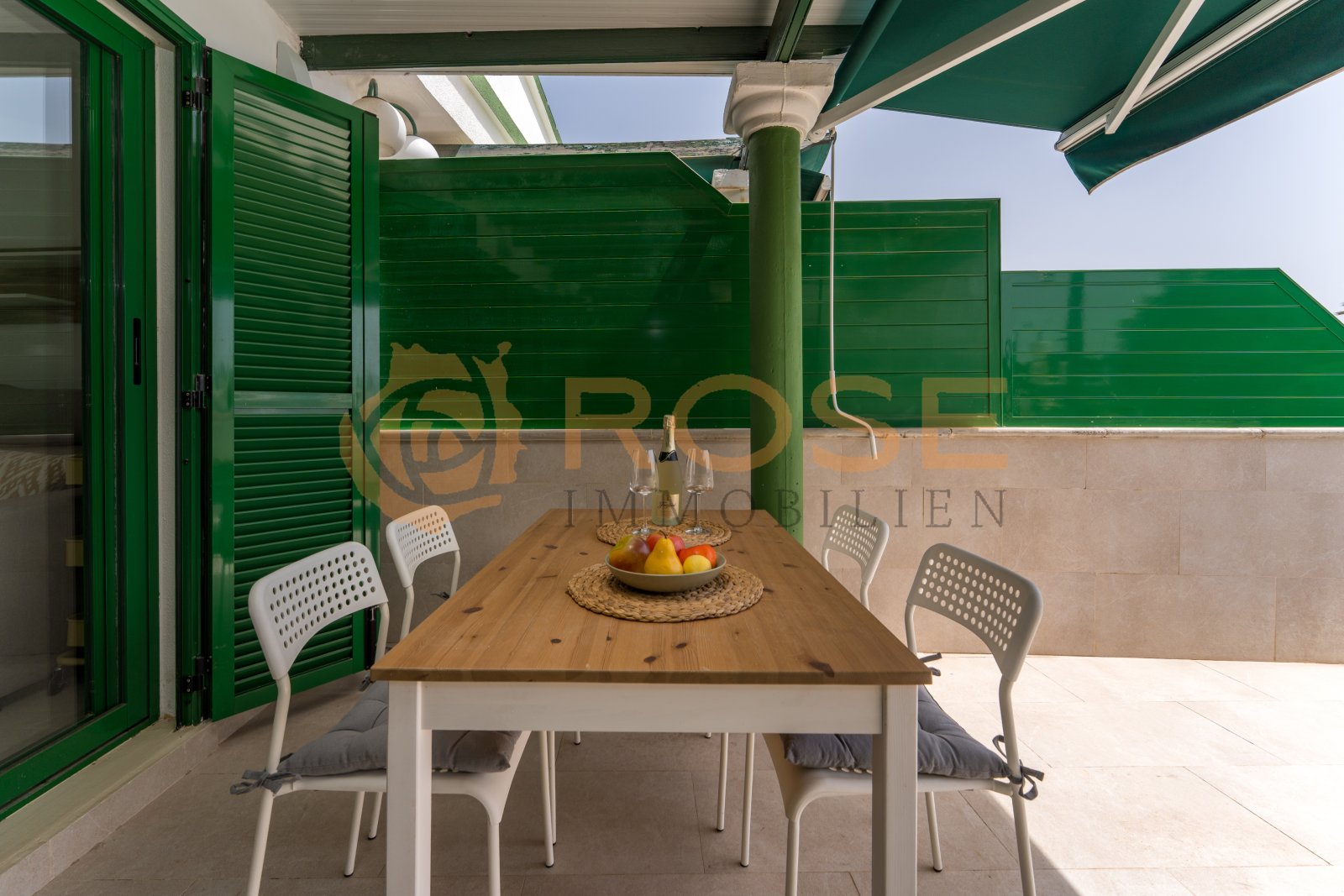 Terrasse couverte avec espace repas intégré et système de protection solaire professionnel Terrasse couverte avec espace repas intégré et système de protection solaire professionnel