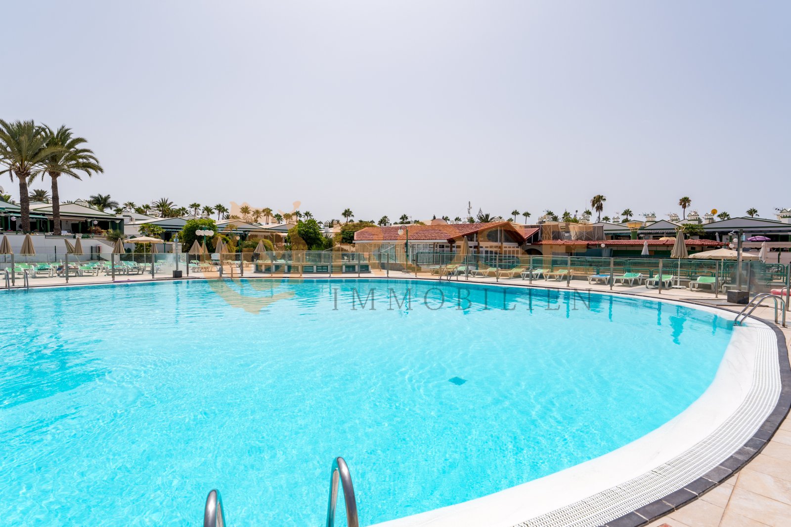 Pas de modifications dans le texte !Piscine cristalline avec aménagement professionnel du rebord et équipement de sécurité complet Pas de modifications dans le texte !Piscine cristalline avec aménagement professionnel du rebord et équipement de sécurité complet