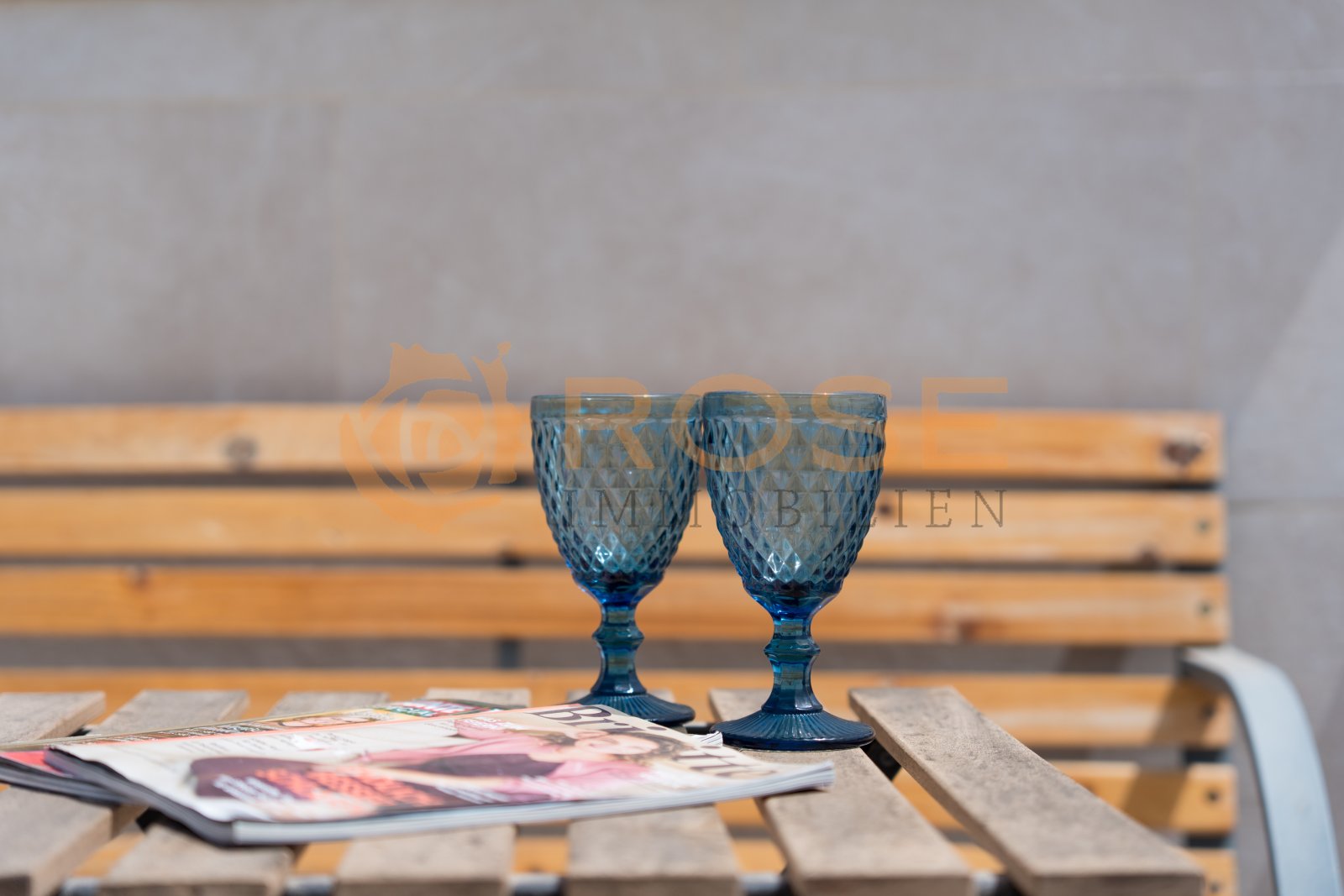 Bar élégante avec piscine, équipée de verre de haute qualité et d'un espace service bien pensé Bar élégante avec piscine, équipée de verre de haute qualité et d'un espace service bien pensé