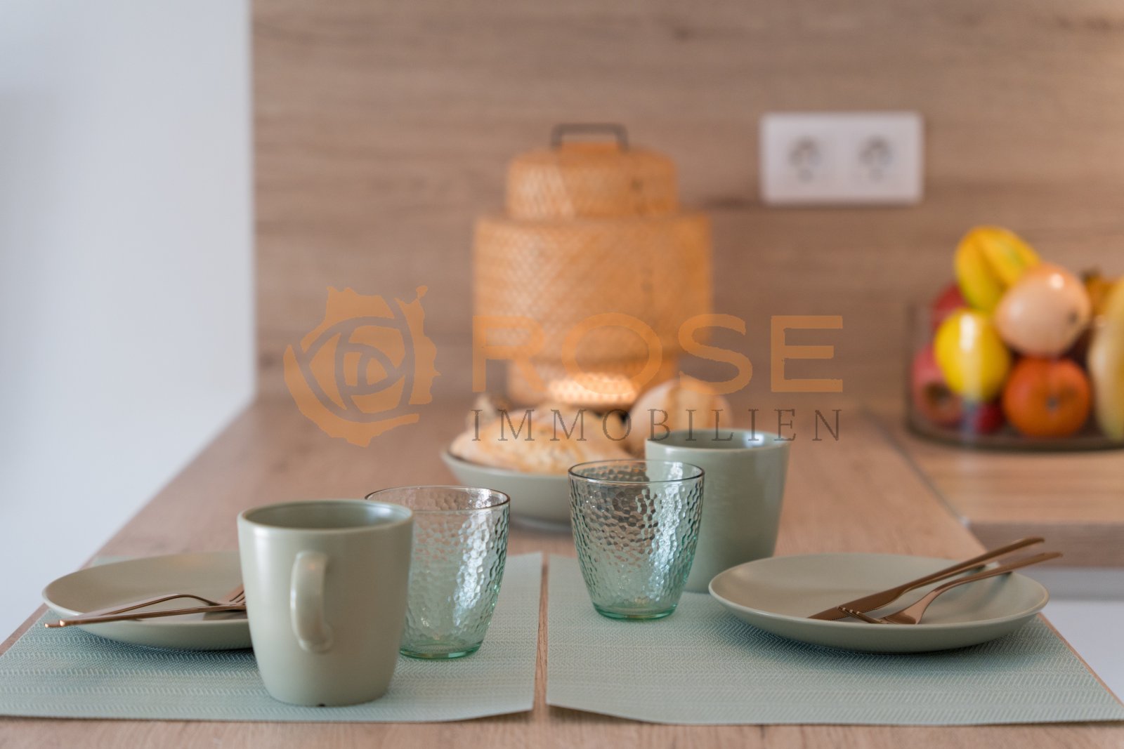 Pas de modifications dans le texte !Cuisine moderne avec un plan de travail pratique, des appareils électriques de haute qualité et une décoration murale élégante Pas de modifications dans le texte !Cuisine moderne avec un plan de travail pratique, des appareils électriques de haute qualité et une décoration murale élégante