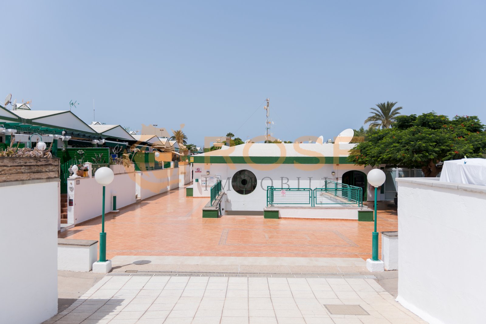 Espace extérieur commun avec un espace bien entretenu et des infrastructures modernes Espace extérieur commun avec un espace bien entretenu et des infrastructures modernes