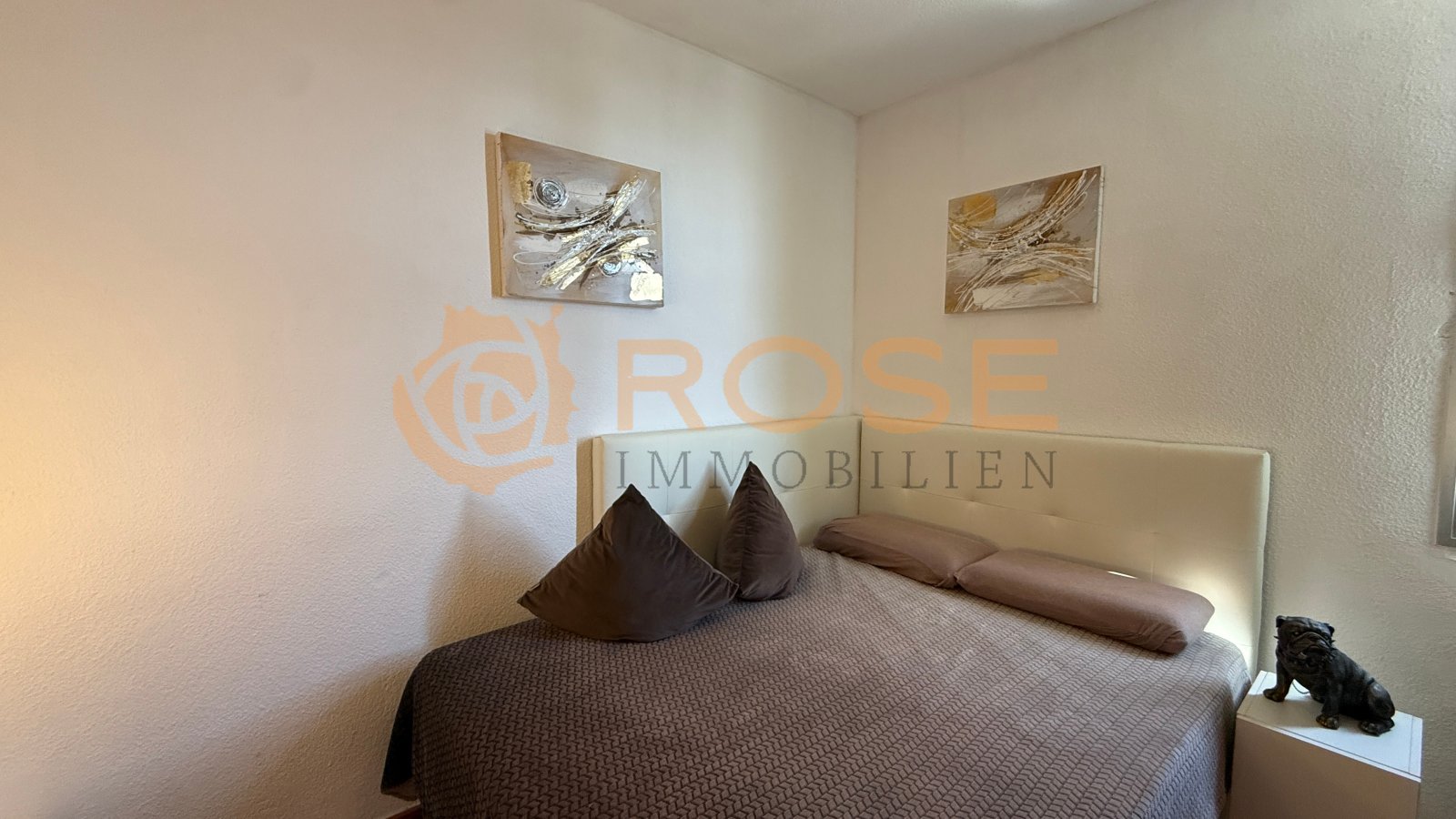 Chambre confortable avec équipement de haute qualité et utilisation optimale de l'espace. Chambre confortable avec équipement de haute qualité et utilisation optimale de l'espace.