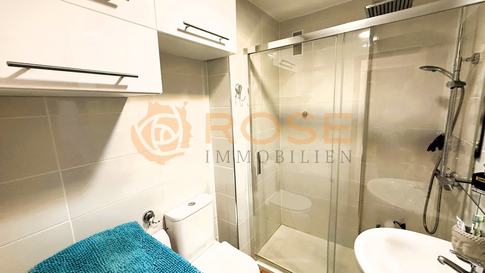 Salle de bains moderne avec douche à l'italienne et équipements sanitaires de haute qualité Salle de bains moderne avec douche à l'italienne et équipements sanitaires de haute qualité
