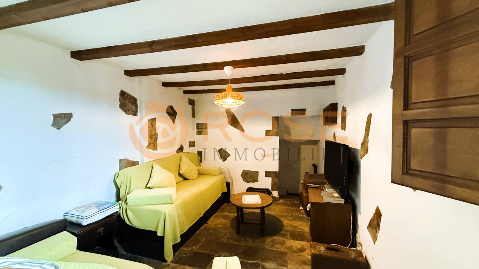 Une cave rustique avec des plafonds à poutres apparentes pleins de caractère et une grande polyvalence