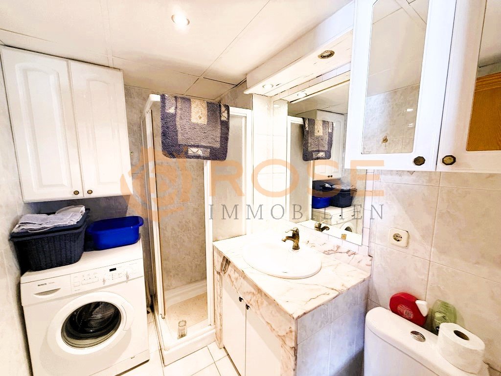 Salle de bain pratique avec cabine de douche séparée et niche pour machine à laver intégrée – Utilisation efficace de l'espace Salle de bain pratique avec cabine de douche séparée et niche pour machine à laver intégrée – Utilisation efficace de l'espace